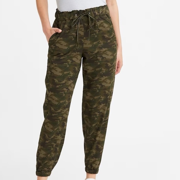 Levi’s Small Joggers Off Duty Jogger in Army Green Camo pockets pants NWT - Picture 1 of 15